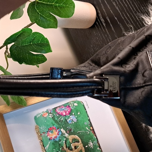 Gucci GG Canvas Shoulder Bag with COA EUC - Picture 9 of 17